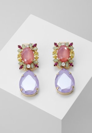 Kolczyki w złotym odcieniu z fasetowanymi owalnymi różowymi kamieniami otoczonymi wielokolorowymi mniejszymi kamieniami szlachetnymi oraz dużymi fasetowanymi fioletowymi kamieniami w kształcie kropli zawieszonymi poniżej.