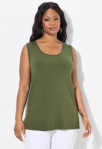 Olivově zelený top bez rukávů vyrobený z měkké látky, s kulatým výstřihem a volným střihem s zaobleným lemem, vhodný pro volný čas.