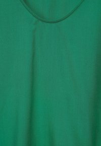 Grön tyg med en slät textur, med en rundad halsringning och utan synliga mönster eller hårdvara. Enkelt design, enfärgad.