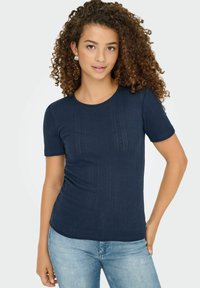 Marineblaue, gerippte Kurzarm-T-Shirt aus weicher Baumwolle; hat einen runden Halsauschnitt und eine leicht taillierte Silhouette.