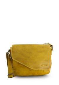 Gul crossbody taske med en tekstureret overflade, glat låg, justerbar rem og prægede detaljer på fronten.