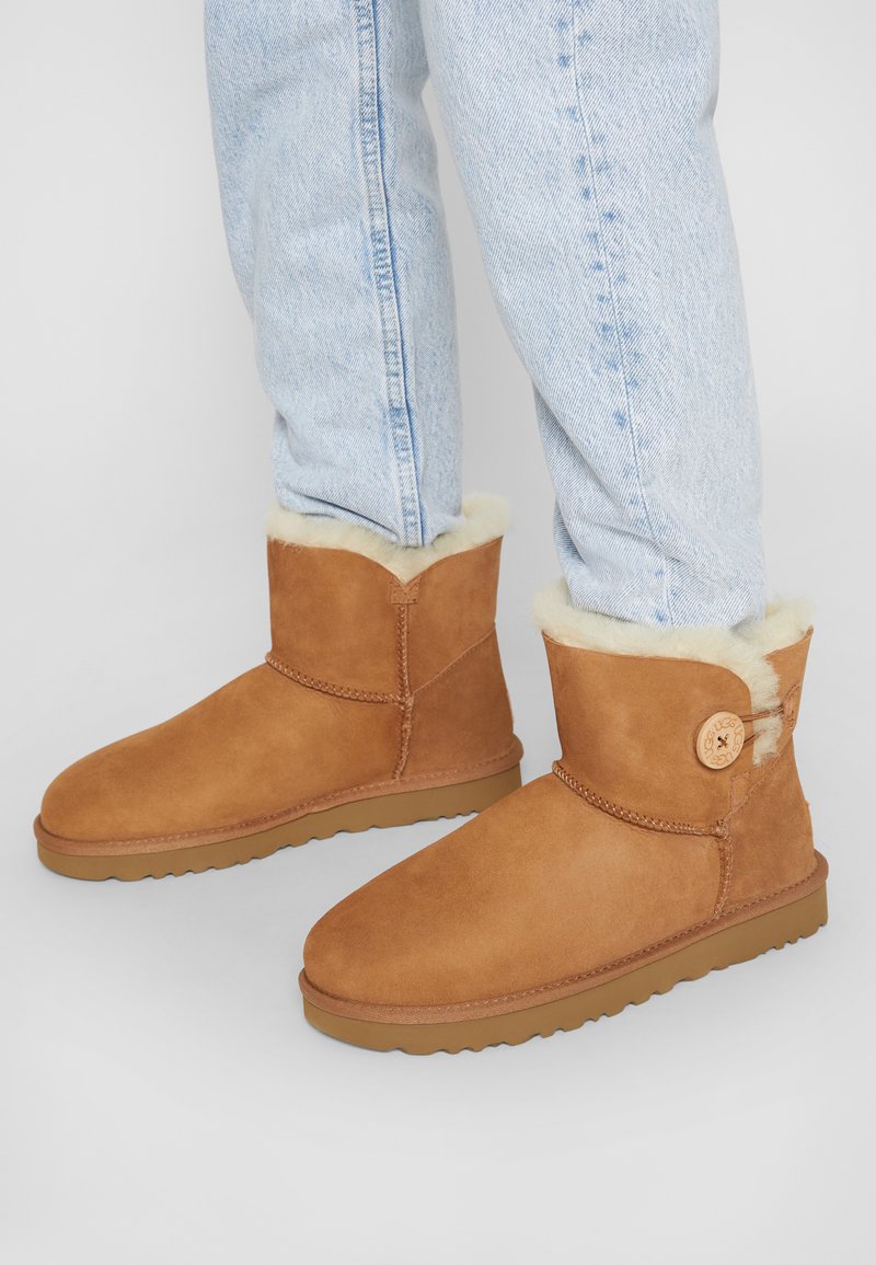 UGG MINI BAILEY BUTTON - Botines bajos - chestnut