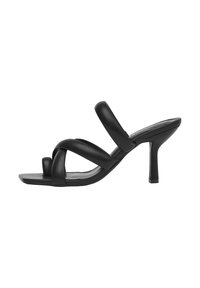 Sandales à talons noirs au design minimaliste. Elles présentent trois larges brides lisses et un talon aiguille fin. Bout plat et rectangulaire.