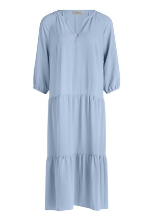 Robe midi bleu clair avec manches trois-quarts, encolure en V, volants froncés et petit détail de bouton à l'encolure.