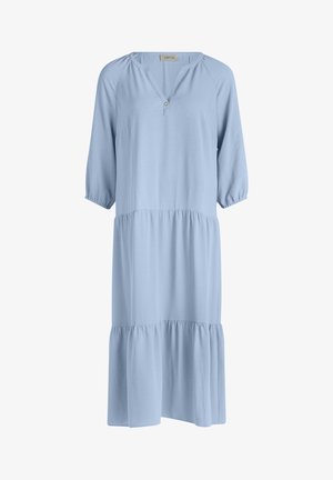 Robe midi bleu clair avec manches trois-quarts, encolure en V, volants froncés et petit détail de bouton à l'encolure.