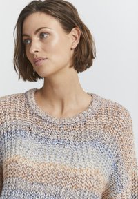 Strickpullover mit rundem Ausschnitt, mehrfarbigem Muster in orange, beige und hellblauen Streifen, lockerer Passform und offener Webart.