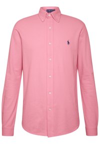 Pánská růžová košile s dlouhým rukávem, knoflíková, s límečkem a malým tmavě modrým logem hráče póla na levé straně hrudi.