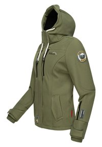 Maslinasto zelena softshell jakna s kapuljačom. Karakteristike uključuju džepove sa zatvaračem, elastične manžete i oznaku loga na rukavu. Teksturirani materijal.