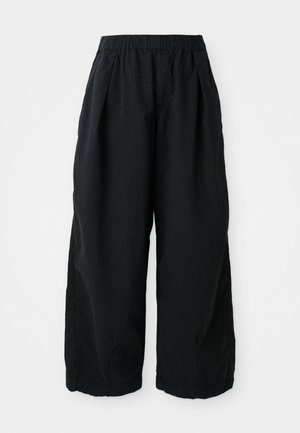 Pantaloni neri a gamba larga realizzati in tessuto testurizzato con vita elastica, caratterizzati da righe verticali e una vestibilità rilassata.