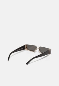 Schwarze, eckige Sonnenbrille mit dunklen Gläsern, goldenen Akzenten am Rahmen und geraden schwarzen Bügeln. Minimalistisches Design ohne sichtbare Muster.