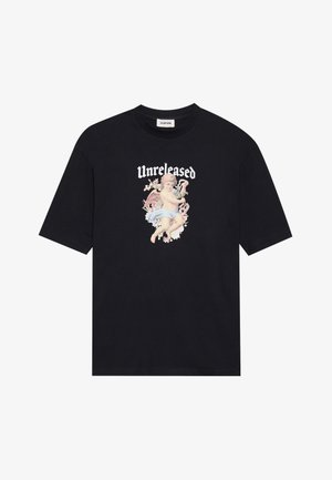 Svart bomulls-T-shirt med en central grafik av en cherub, med texten "Unreleased" ovanför, i fet vit teckensnitt. Kortsleeves, avslappnad passform.