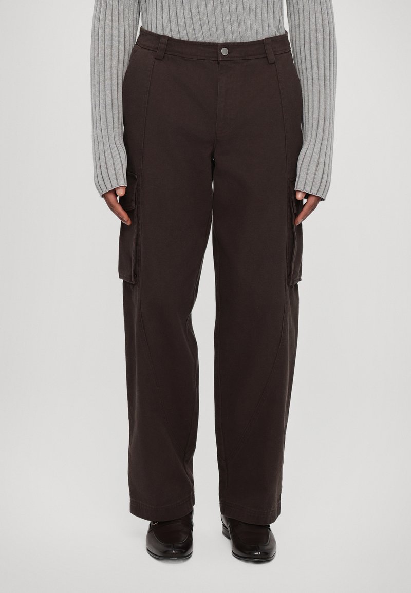 Han Kjøbenhavn CARGO TROUSERS - Kargopüksid - dark brown