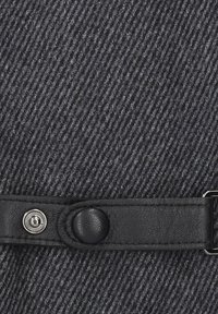 Denim w kolorze ciemnoszarym z teksturowanym, prążkowanym wzorem. Posiada czarny skórzany pasek z gładkim zapięciem na guzik oraz metalowymi akcentami.