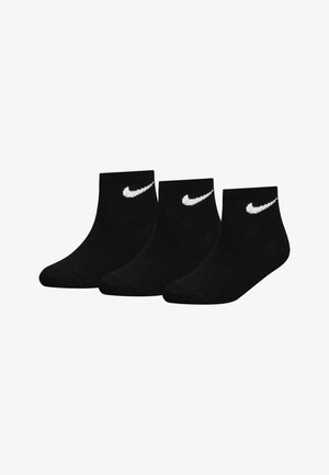 Zwarte enkelsokken in een pakket van drie, gemaakt van een zacht materiaal, met een wit Nike-logo op elke sok. Ribbelstructuur nabij de bovenkant.