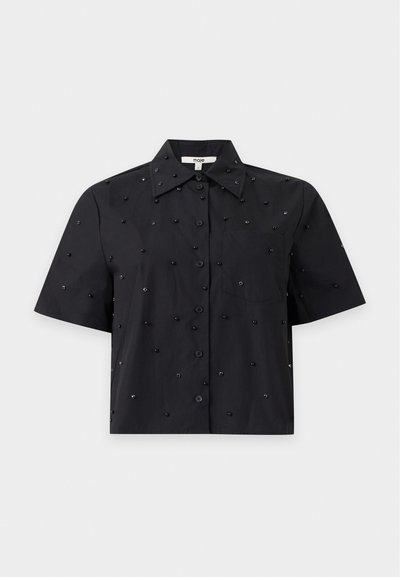 Chemise noire à manches courtes boutonnée avec col, ornée de petites perles noires éparpillées sur le tissu.