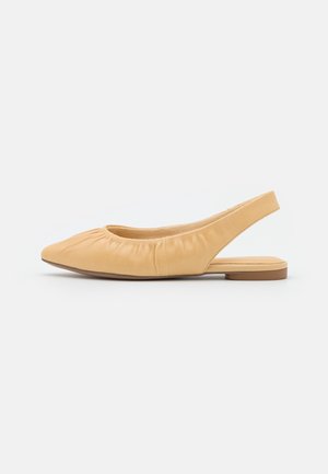 Beige leren slingback platte schoen met een licht puntige neus en geplooide details langs de voorste bovenrand.
