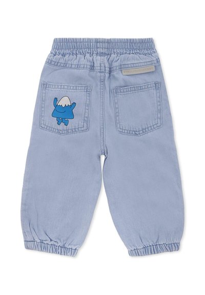 Pantaloni in denim azzurro chiaro con vita elastica e polsini, dotati di due tasche posteriori. Una tasca presenta un design di un personaggio dei cartoni animati blu.