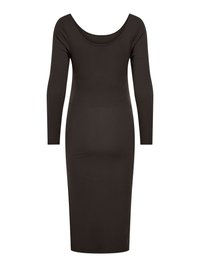 Langærmet, ribstrikket kjole i mørkebrun. Har rund halsudskæring, kropsnær pasform og knælængde med en glat struktur.
