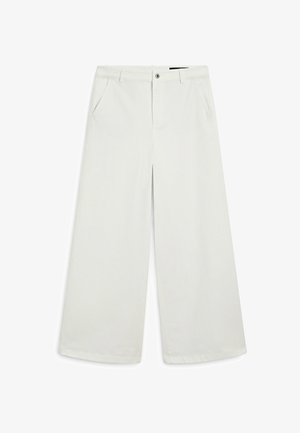 Weiße Weitbein-Hose mit vorderem Schlitz, Seitentaschen, Gürtelschlaufen und Knopfverschluss an der Taille.