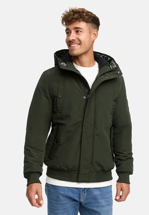 Grüne isolierte Jacke mit Reißverschluss und Druckknöpfen, sowie zwei Seitentaschen. Das Innere verfügt über ein kontrastierendes gemustertes Futter der Kapuze.