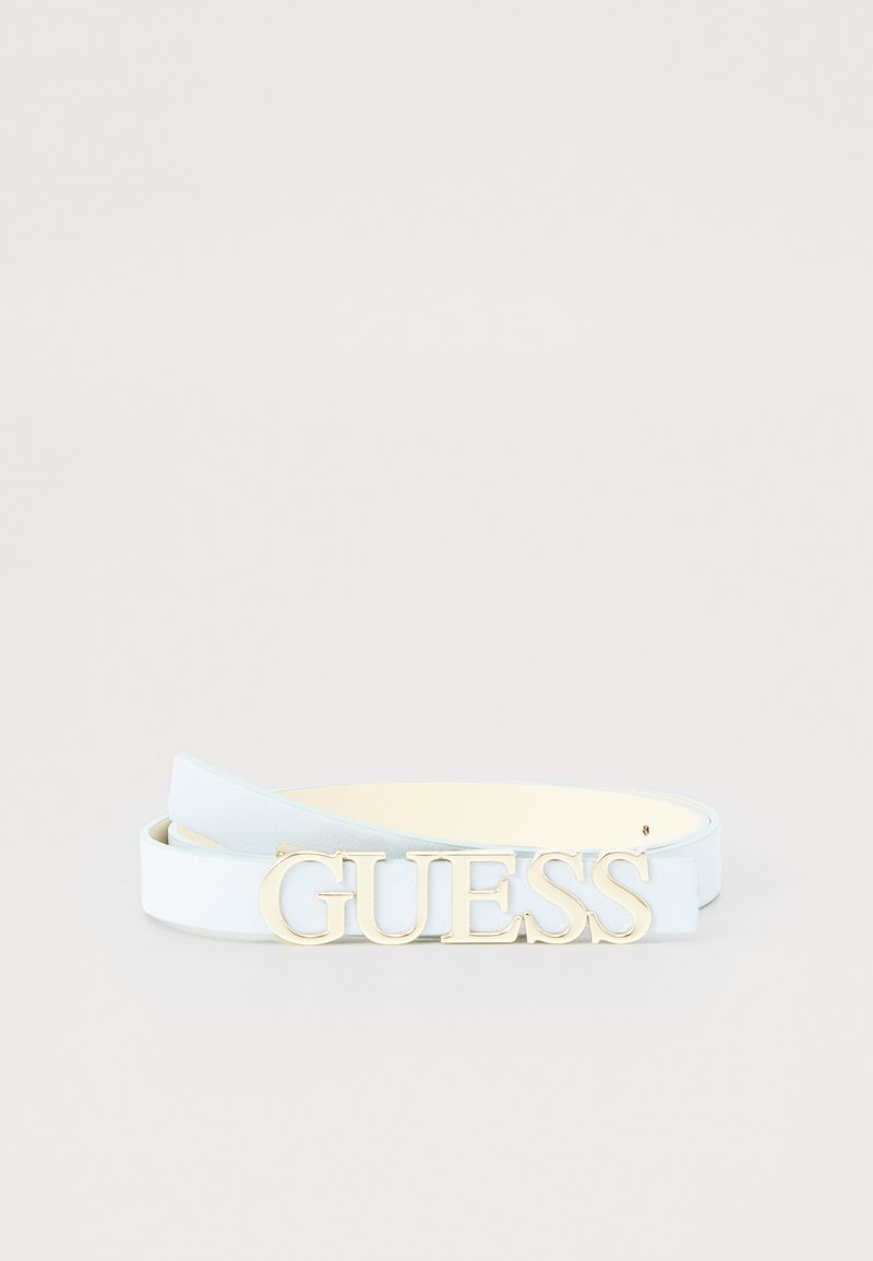 Lyseblå lærbelte med gull "GUESS" logo spenne. Glatt tekstur, slank design, med en enkelt løkke for justering.