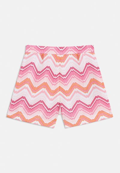 Vevde shorts med et zigzag-mønster i nyanser av rosa, hvit og oransje. Myk tekstur med elastisk midje. Midt på låret lengde.