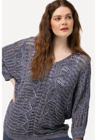 Lässiger, tief ausgeschnittener Pullover in einem strukturierten Strick mit geometrischem Muster. Die Farbe ist ein gedecktes Blau-Grau mit weiten Ärmeln.