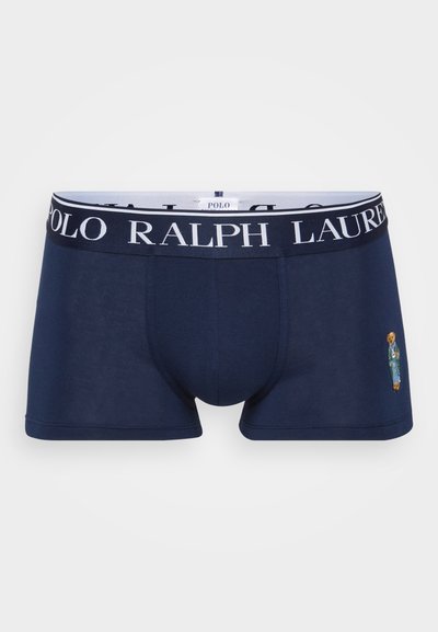 Tumedat sinised puuvillased bokserid, millel on valge "Polo Ralph Lauren" pael ning vasakul ees väikene tikitud karu.