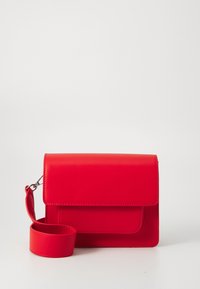 Röd fusk läder crossbody-väska med klaffstängning, matchande rem och rena linjer. Slät textur med minimala synliga sömdetaljer.