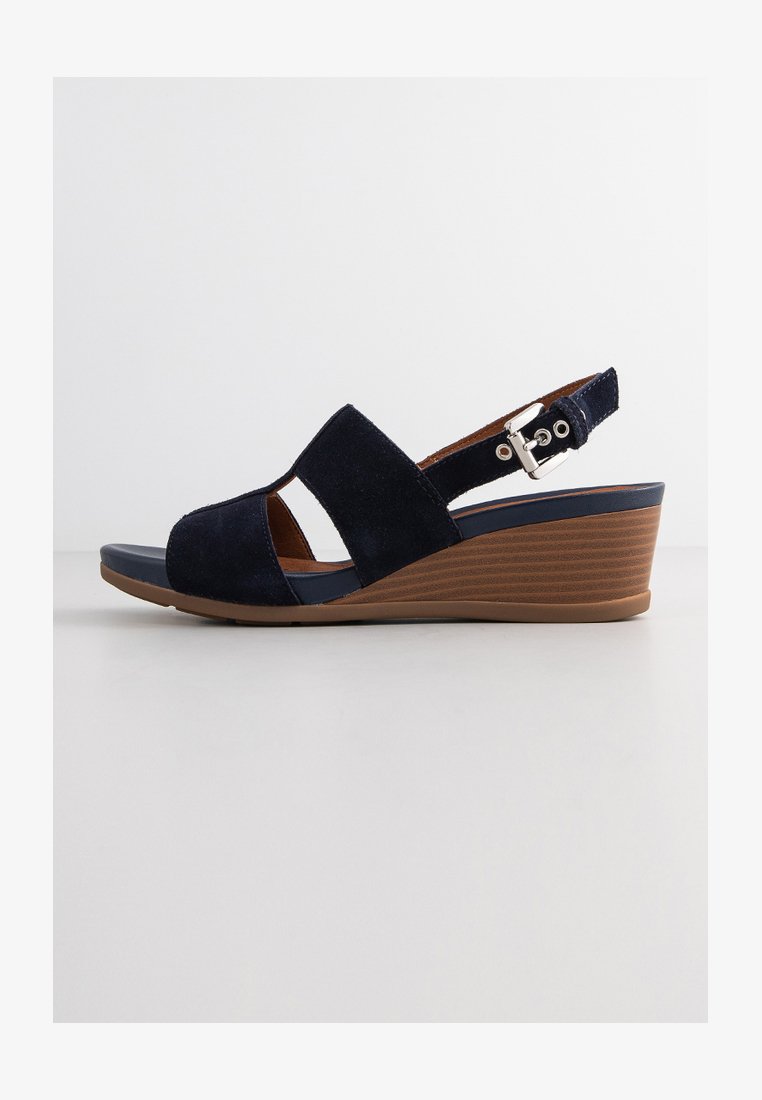 Námořnické semišové sandály na klínu s otevřenou špičkou, křížovým designem vršku, nastavitelným páskem kolem kotníku a texturovaným hnědým klínem.