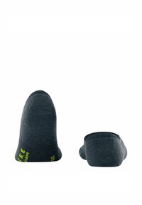 Ciemnoszare skarpetki sięgające kostki, wykonane z materiału mieszanki bawełny. Posiadają wzmocnioną piętę i palce, z żółtym napisem marki po boku. Gładka tekstura.