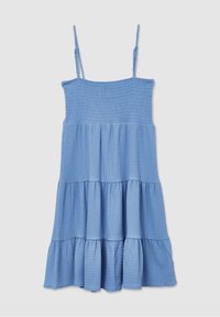 Robe bleue sans manches à étages avec fines bretelles réglables et corsage smocké, tissu texturé, style décontracté longueur genou.