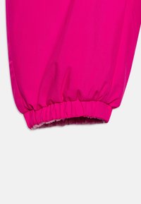 Roze jack van stof met een licht glanzende textuur, voorzien van elastische manchetten en een gevoerde binnenkant voor extra warmte.