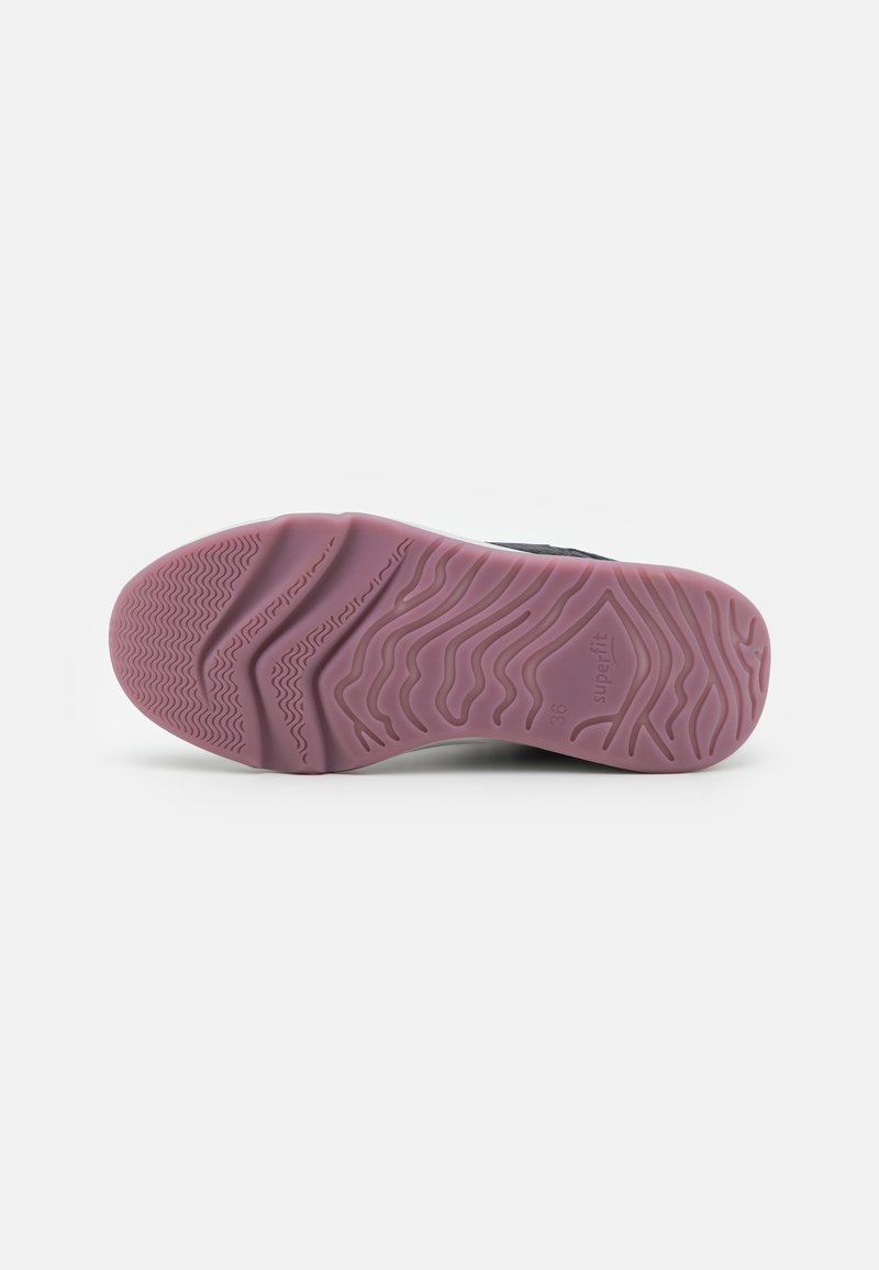 Schuhsohle mit einer pinkfarbenen Gummibasis, die über strukturierte Wellenmuster und Rillen für besseren Halt verfügt. Deutlich gekennzeichnet mit Größe 36 und "superfit."