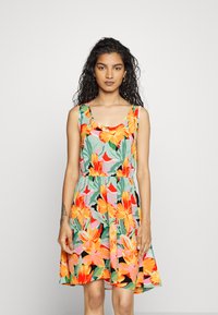 Vestido sem mangas floral com flores vibrantes em laranja e rosa sobre um fundo verde; cintura ajustada e saia evasê.
