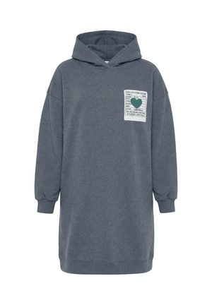 Tmavě šedé dlouhé mikinové šaty s přední nášivkou obsahující text a zelené srdce na levé části hrudi.