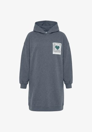 Vestido sudadera largo de color gris oscuro con parche frontal que muestra un texto y un gráfico de corazón verde en el pecho izquierdo.