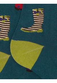 Calzini colorati con stivali di gomma a righe su uno sfondo turchese. Le punte e i talloni sono di colore verde lime con una texture a maglia liscia.