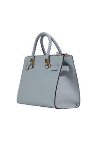 Lyseblå læderhåndtaske med flettede håndtag, gyldne metaldetaljer, struktureret form og glat tekstur. Har to sidelommer.