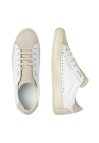 Sneakers bianchi in pelle con accenti in suede beige, punta tonda, dettagli laterali perforati e lacci piatti beige. Suola in gomma per aderenza.