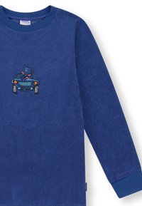Blaues Langarmhemd aus weichem Stoff mit einem gestickten Design eines Katzenmotivs auf einem blauen Fahrzeug mit orangenen Akzenten. Runder Ausschnitt und Bündchen.