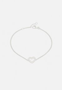 Pulseira prateada com uma corrente delicada e um encantador pingente em forma de coração no centro, apresentando um acabamento polido e fecho tipo lagosta.