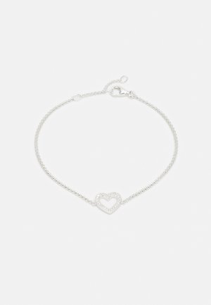 Bracciale in argento con una delicata catena e un ciondolo a forma di cuore al centro, caratterizzato da una finitura lucida e una chiusura a moschettone.