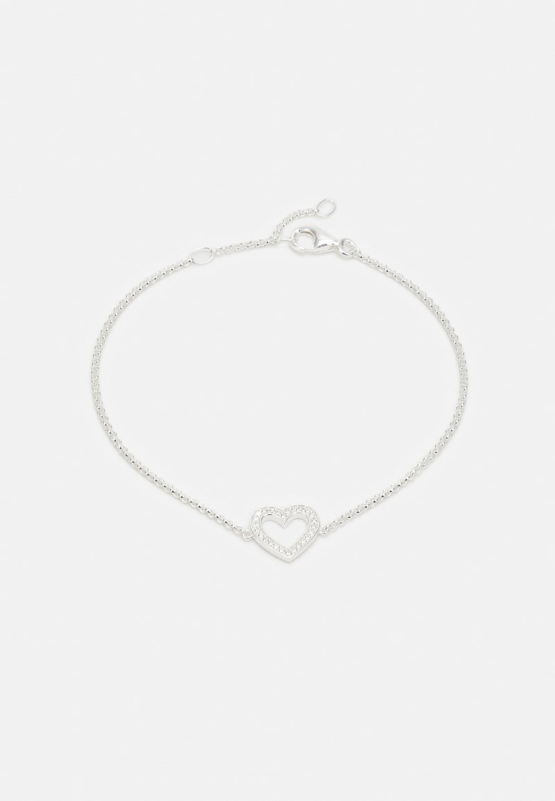 Pulseira prateada com uma corrente delicada e um encantador pingente em forma de coração no centro, apresentando um acabamento polido e fecho tipo lagosta.