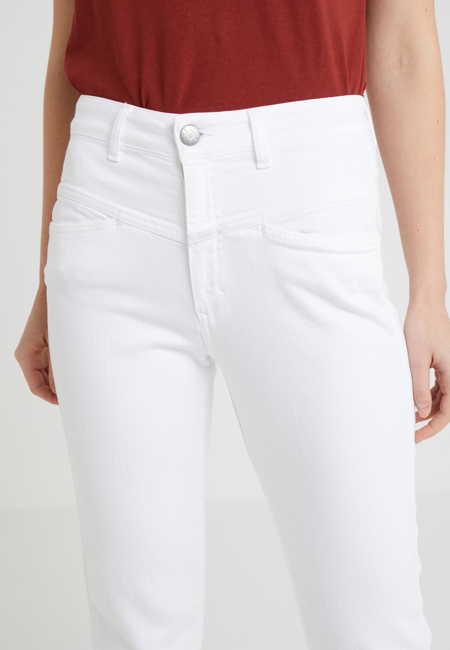 white pedal pusher jeans