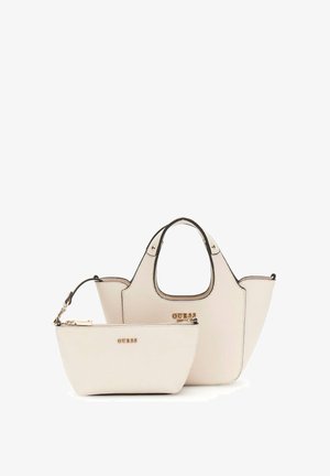 Piccole e medie borse in finta pelle crema con logo "GUESS" dorato, forme arrotondate e bordi neri a contrasto. Include una borsa removibile.