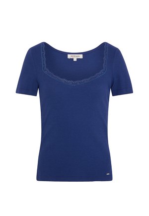 Blå kortærmet damskjorte med firkantet halsudskæring kantet med blonder, lille mærke tæt ved kanten og størrelsesmærkat indeni kraven.