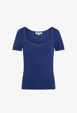 Blå kortærmet damskjorte med firkantet halsudskæring kantet med blonder, lille mærke tæt ved kanten og størrelsesmærkat indeni kraven.