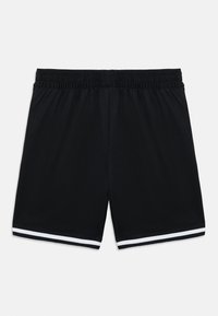 Μαύρο αθλητικό σόρτς με ελαστική μέση, διακοσμημένο με ασπρόμαυρες ριγέ λεπτομέρειες στο τελείωμα, κατασκευασμένο από υφή ύφασμα.