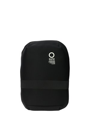 Zaino impermeabile nero con una texture liscia. Presenta una fascia centrale e un logo stampato bianco con testo. Forma rettangolare, angoli arrotondati.